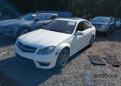 2012 Mercedes-Benz C 63 Amg z USA, uszkodzony, nr VIN WDDGF7HB6CA725179